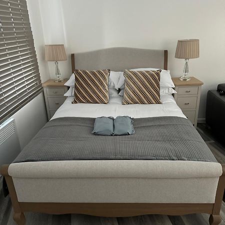 Modern Studio Flat In Bramhall ภายนอก รูปภาพ